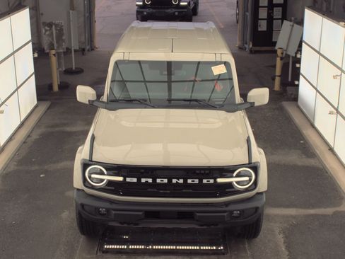 Used 2025 Ford Bronco Outer Banks image 2