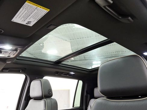 Used 2023 GMC Yukon XL SLT AWD/4WD image 34