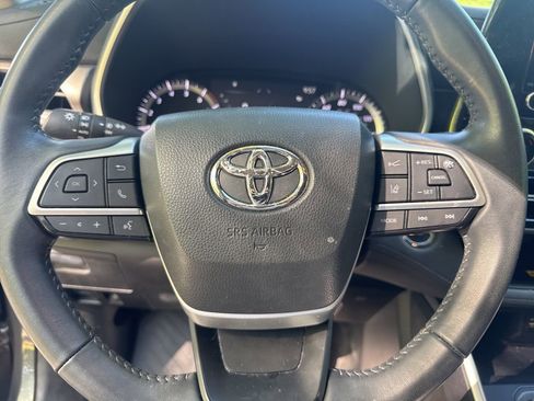 Used 2023 Toyota Highlander XLE image 7