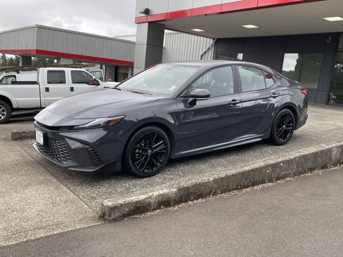 Certified 2025 Toyota Camry SE FWD image 5