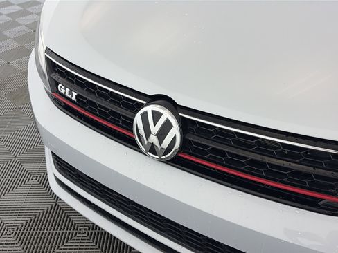 Used 2017 Volkswagen Jetta GLI image 13