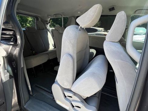 Used 2019 Toyota Sienna LE FWD image 28