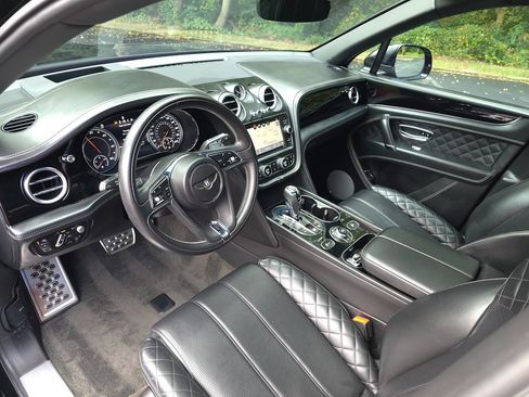 Used 2020 Bentley Bentayga Plug-In Hybrid image 2