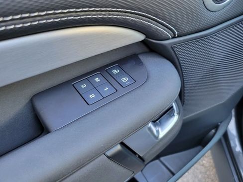 Used 2024 Land Rover Discovery Dynamic SE image 31