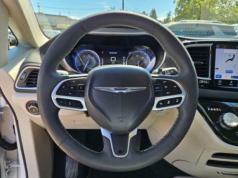 Used 2024 Chrysler Pacifica Touring-L FWD image 24