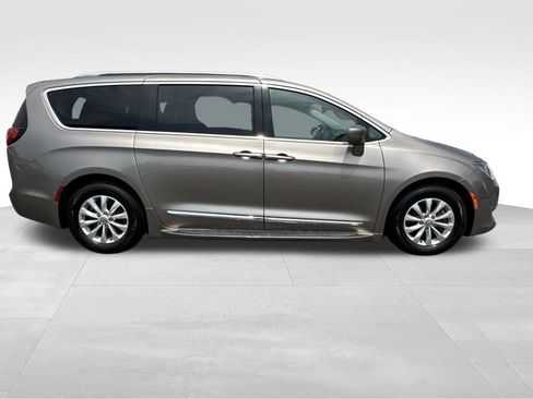 Used 2018 Chrysler Pacifica Touring-L Plus FWD image 2