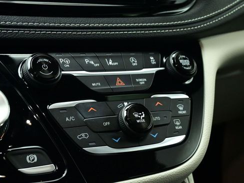 Used 2022 Chrysler Pacifica Limited image 24