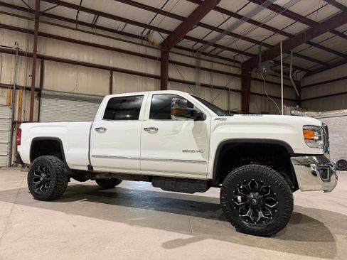 Used 2018 GMC Sierra 2500 SLT w/ Duramax Plus Package AWD/4WD image 3