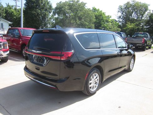 Used 2025 Chrysler Pacifica Select FWD image 5