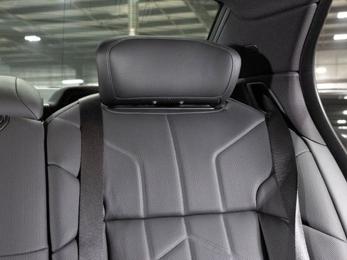 Used 2025 BMW i7 xDrive60 image 27