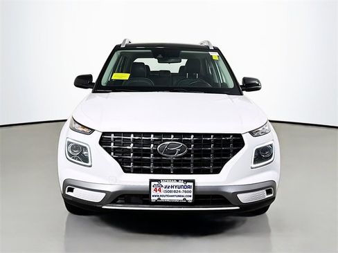 Used 2022 Hyundai Venue Limited image 9