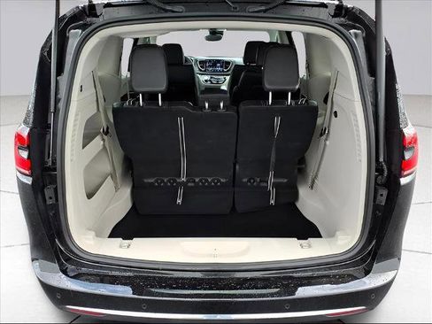 Used 2024 Chrysler Pacifica Touring-L image 25