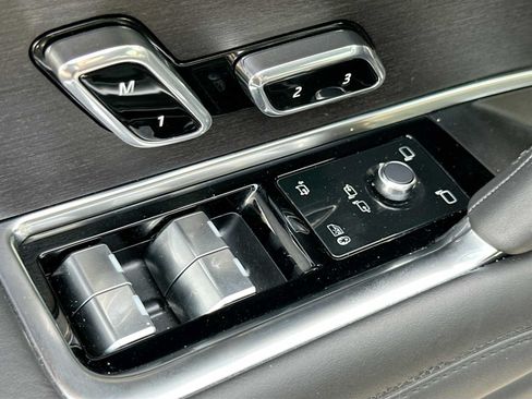 Used 2025 Land Rover Range Rover SE AWD/4WD image 18