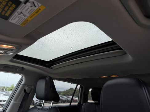 Used 2021 Toyota Highlander XLE AWD/4WD image 25
