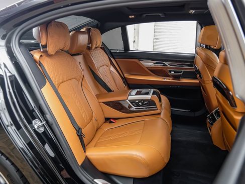 Used 2020 BMW 750i xDrive w/ Executive Package AWD/4WD image 42