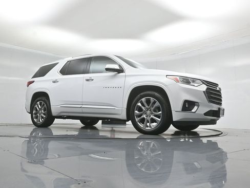 Used 2018 Chevrolet Traverse Premier w/ Driver Confidence II Package FWD image 4