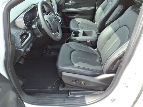 New 2026 Chrysler Pacifica Select image 11