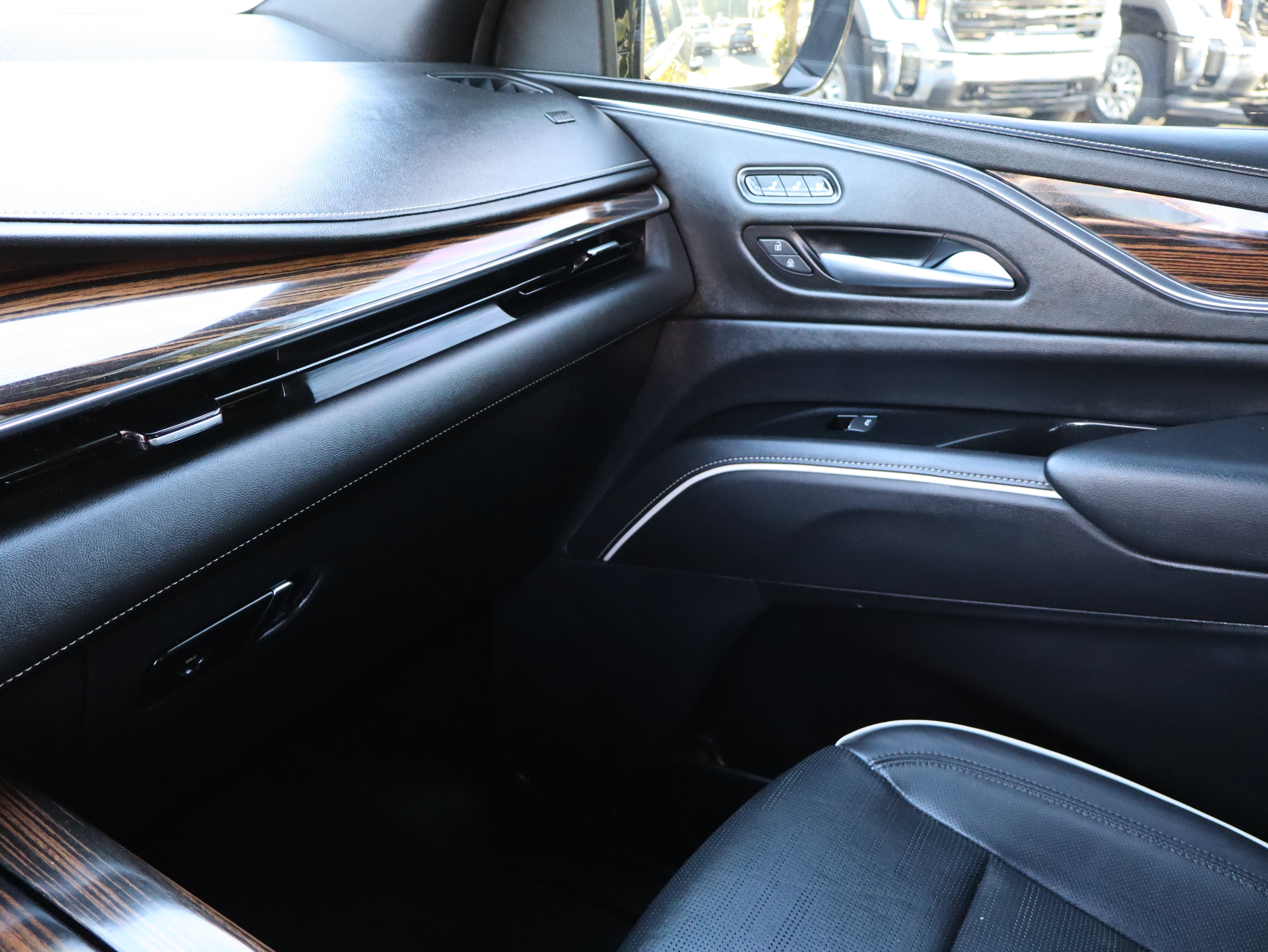 Used 2024 Cadillac Escalade ESV Premium Luxury AWD/4WD image 40