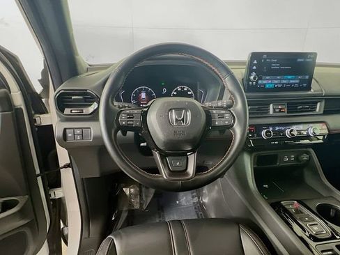 Used 2025 Honda Pilot TrailSport image 13