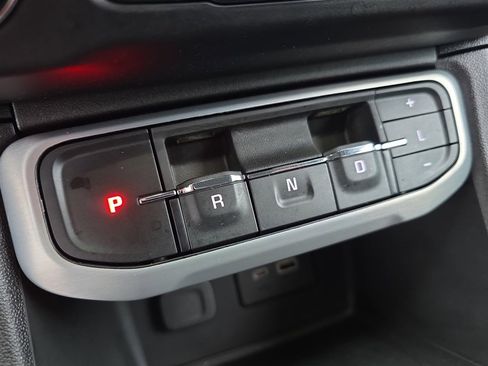 Used 2022 GMC Acadia SLE w/ Driver Convenience Package image 18