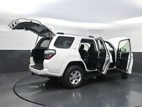 Used 2019 Toyota 4Runner SR5 AWD/4WD image 34