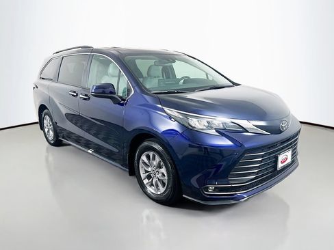 Certified 2026 Toyota Sienna XLE FWD image 3