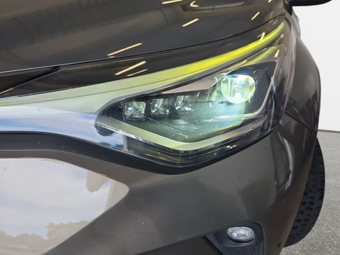 Used 2021 Toyota C-HR Limited FWD image 28
