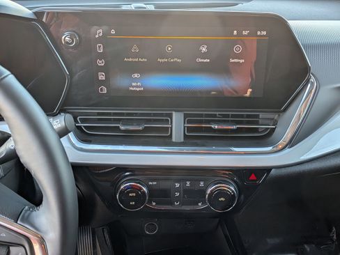 Used 2025 Chevrolet Trax LT w/ LT Convenience Package image 26