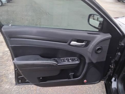 Used 2016 Chrysler 300 S image 9