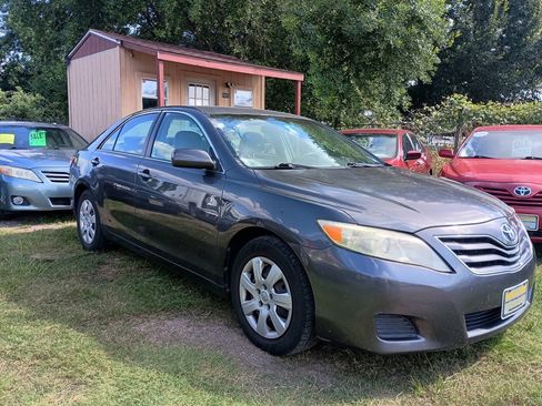 Used 2010 Toyota Camry LE FWD image 5