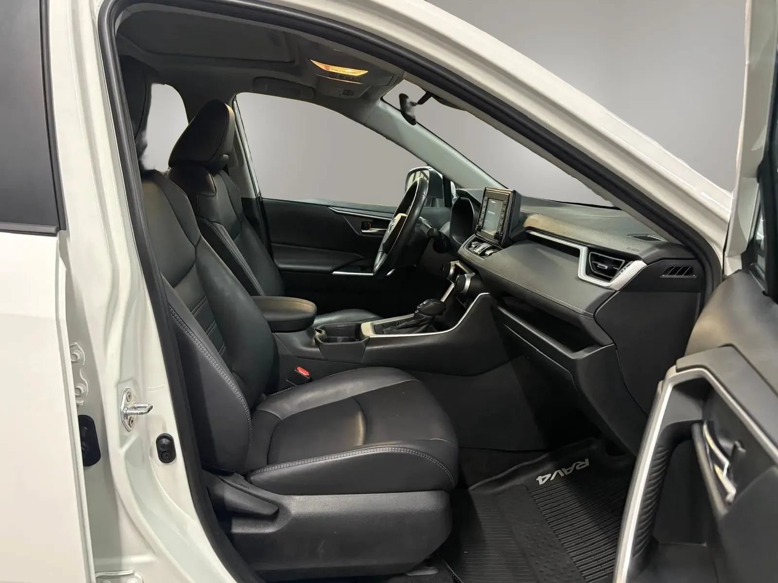 Used 2019 Toyota RAV4 XLE Premium w/ Cold Weather Package AWD/4WD image 10