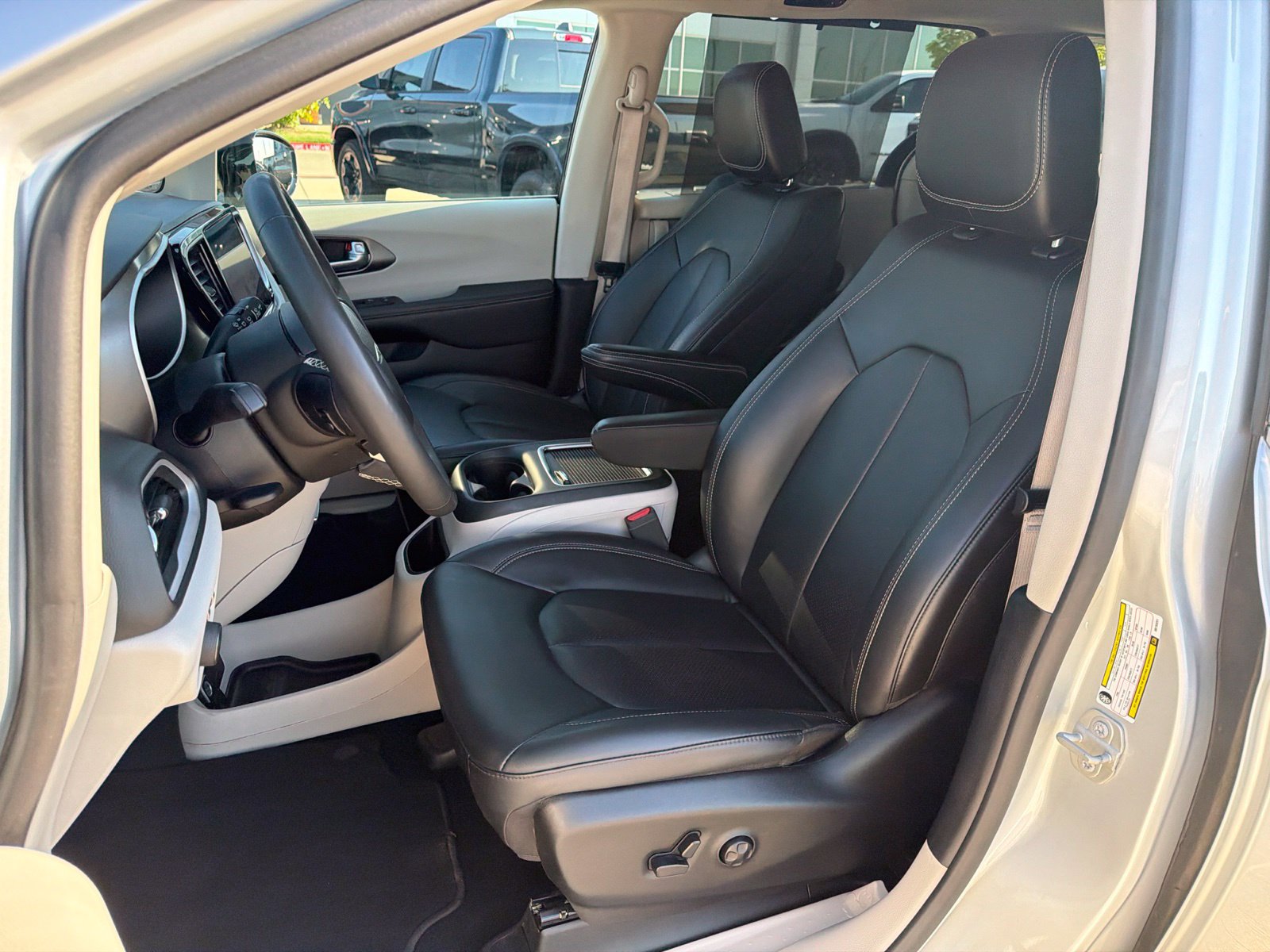 Used 2024 Chrysler Pacifica Touring-L FWD image 14