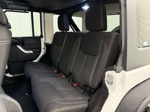 Used 2015 Jeep Wrangler Unlimited Rubicon w/ Connectivity Group AWD/4WD image 19