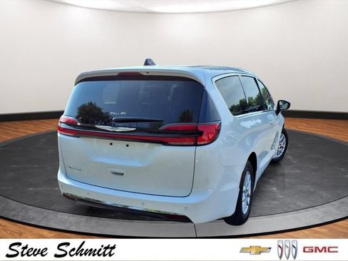 Used 2023 Chrysler Pacifica Touring-L FWD image 27