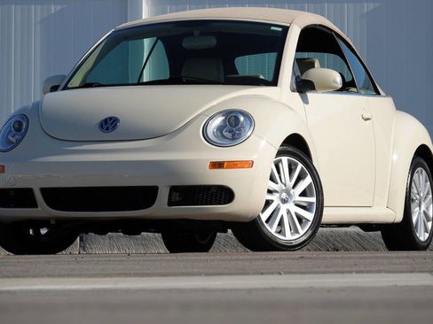 Used 2008 Volkswagen Beetle SE FWD image 7