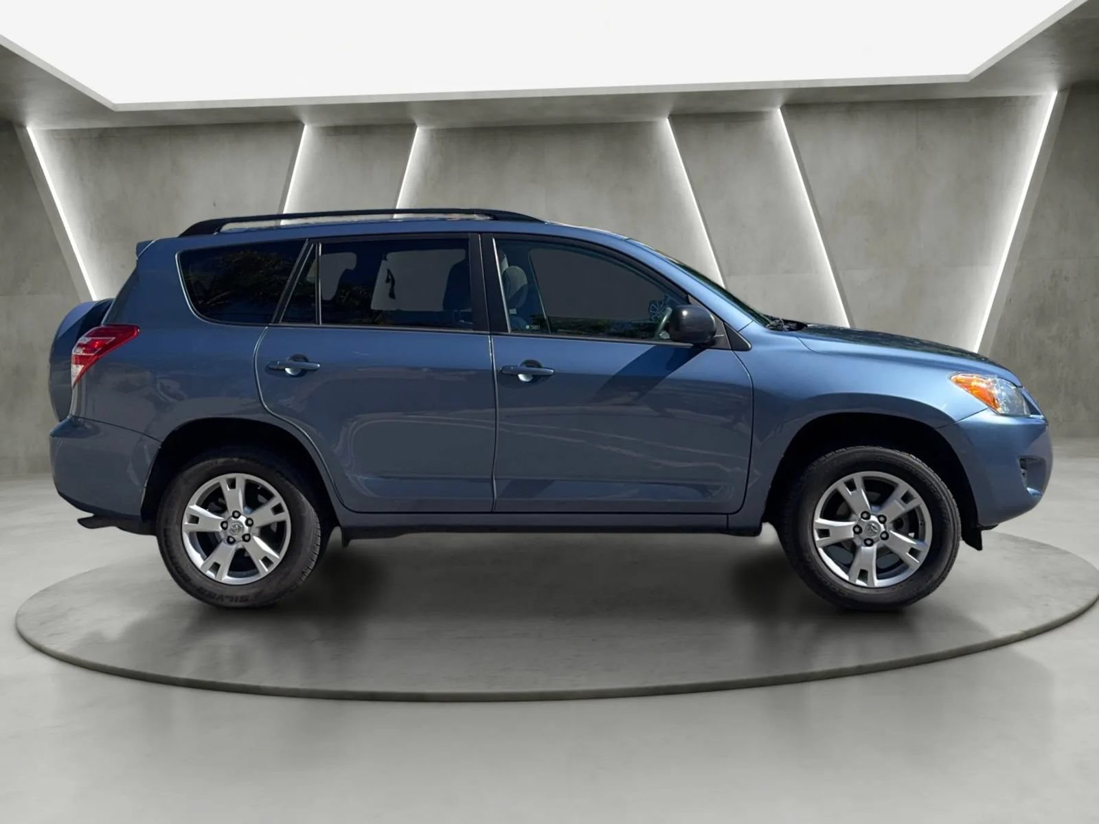Used 2012 Toyota RAV4 FWD w/ Upgrade Value Pkg image 2