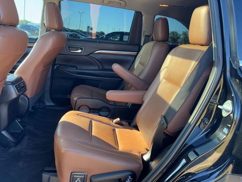 Used 2019 Toyota Highlander Limited Platinum image 15
