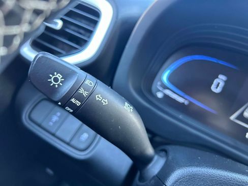 Used 2025 Hyundai Venue Limited image 24