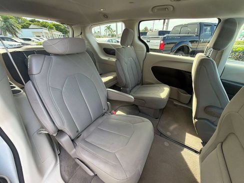 Used 2017 Chrysler Pacifica Touring w/ Tire & Wheel Group FWD image 14