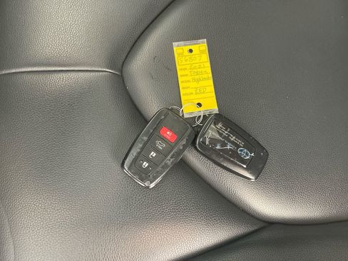 Used 2023 Toyota Highlander XLE AWD/4WD image 28