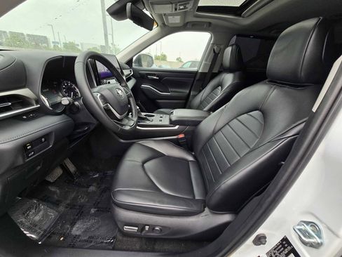 Used 2023 Toyota Highlander XLE FWD image 23