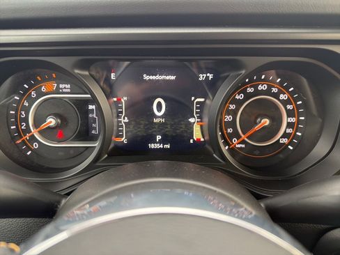 Used 2024 Jeep Wrangler Sahara image 9