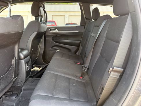 Used 2018 Jeep Grand Cherokee Laredo AWD/4WD image 21