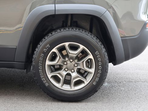Used 2022 Jeep Cherokee Trailhawk AWD/4WD image 9