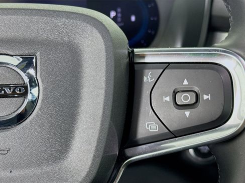 Used 2025 Volvo XC40 B5 Core image 14