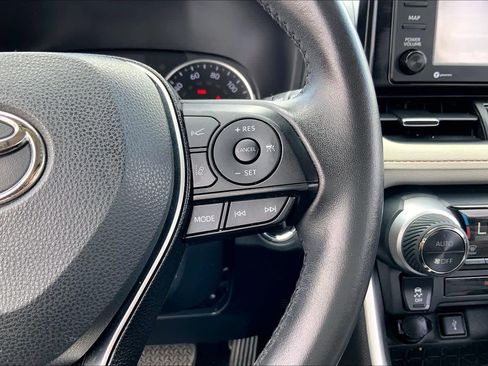 Used 2021 Toyota RAV4 XLE Premium image 25