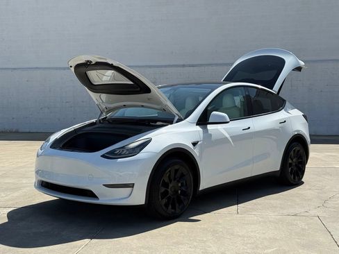 Used 2023 Tesla Model Y Long Range AWD/4WD image 18
