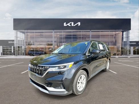 Used 2023 Kia Carnival LX image 4