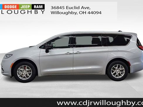 New 2026 Chrysler Pacifica Select image 5