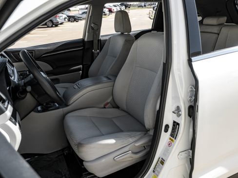 Used 2019 Toyota Highlander LE image 25